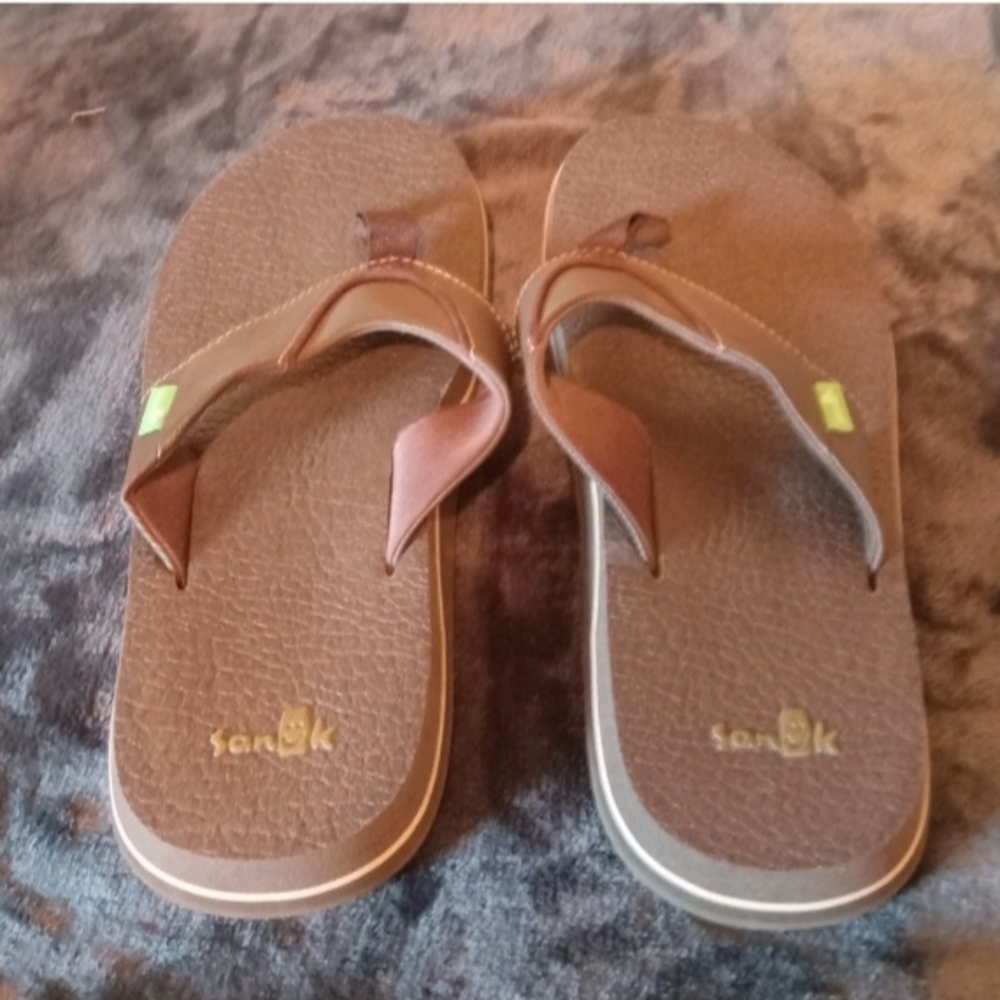 Sanuk Brown and Tan Flip Flops Sz 8